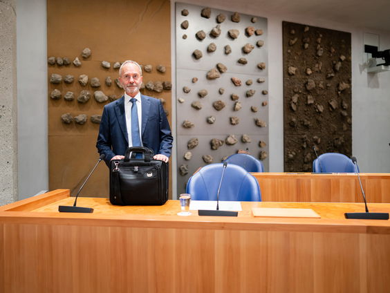 Oud-minister Kamp wil aantal ministers halveren