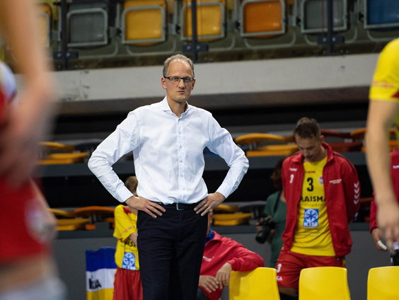 Een bijzondere ontmoeting in de volleybalcompetitie: leerling Sparidans vs meester Strikwerda
