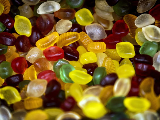 De helft van de kinderen en jongeren wordt verleid door reclames voor ongezond eten