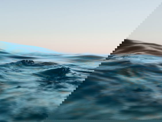 Op veel plekken op zee water warmer dan normaal