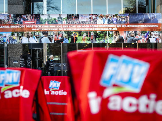 Jeugdzorgmedewerkers staken voor verlagen werkdruk