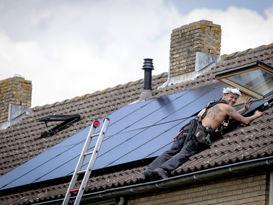 Energie van zonnepanelen terugleveren gaat bij VandeBron nu geld kosten