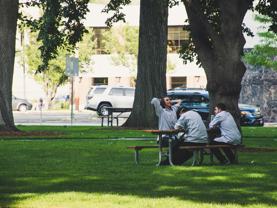 Op zoek naar je echte mannelijkheid in een mannenretraite