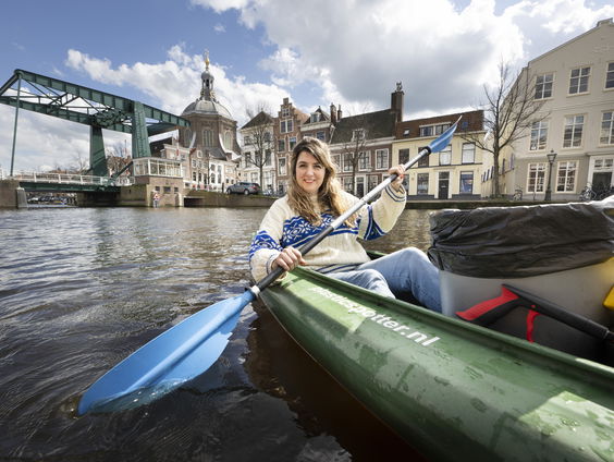 Grachtwachter Liselotte Rambonnet haalt troep uit het water: van drankspelletjes tot een pikant dagboek