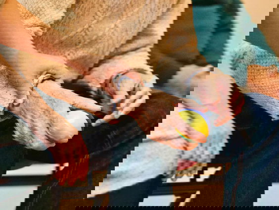 Minder diploma's, maar meer handjes in de zorg. Een goed idee?