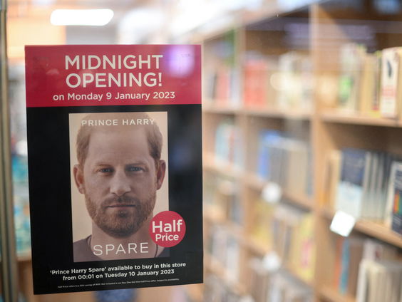 Boek prins Harry per ongeluk gister al te koop in Spaanse boekhandels