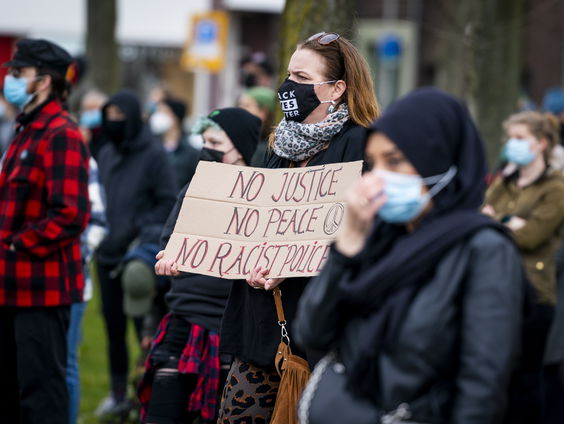 Klokkenluider Péris Conrad was bij Kamerdebat over racisme binnen politie