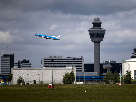 Stand.nl: Schiphol moet een toontje lager zingen