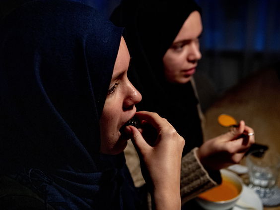 Hoofddoek uitproberen in Rotterdam: 'Er zijn veel vooroordelen'