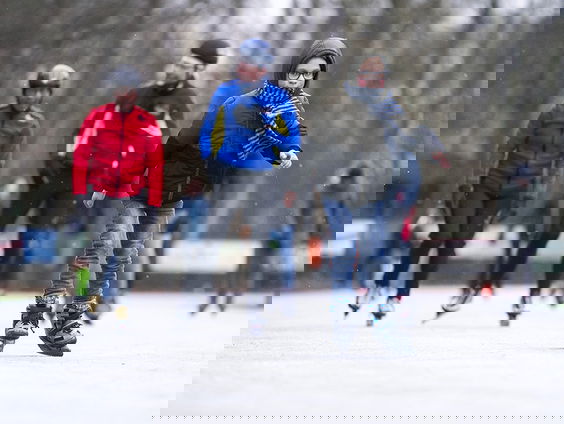 Schaatskoorts! Moet er een helmplicht komen op ijsbanen?