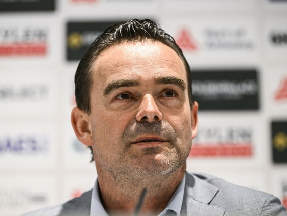 Ook FIFA legt Overmars schorsing op: gevolgen niet helemaal duidelijk