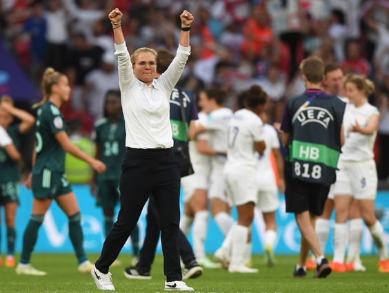 Moet Sarina Wiegman overstappen naar het mannenvoetbal?