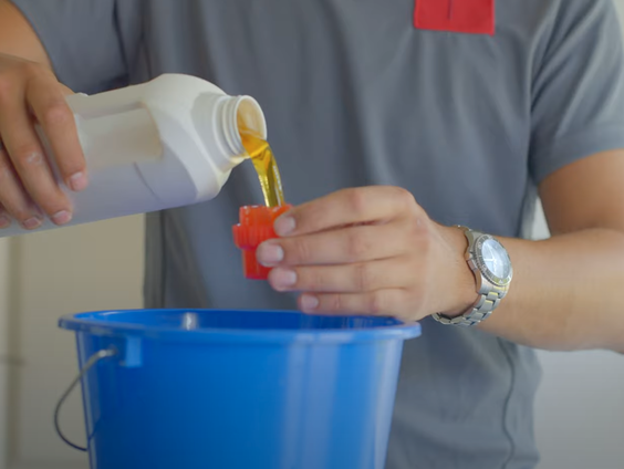 'Het groene poetsboekje' van Diet Groothuis staat vol met schoonmaaktips