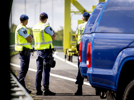 Zeven mensen in Nederland opgepakt bij groot internationaal onderzoek naar mensensmokkel