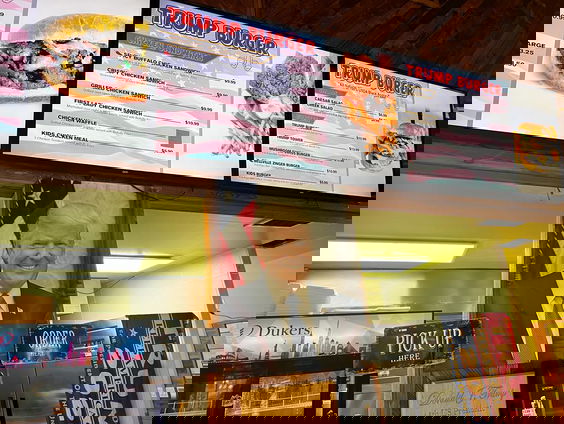 In het Trump-hamburgerrestaurant volgen aanhangers van de oud-president de ontwikkelingen rond de zwijggeldaffaire