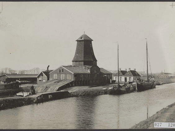 Bij de papiermolen in het Nederlands Openluchtmuseum