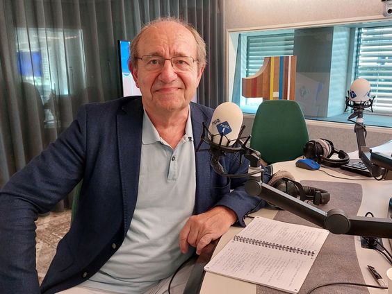 Wat is er aan de hand op de markt voor schoolboeken?