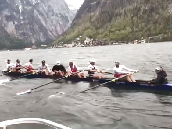 Holland Acht lijdt schipbreuk in Oostenrijk, roeiers ongedeerd