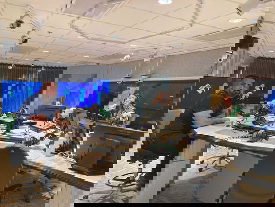 Natascha van Weezel praat met Sinan Can in Onze Man Op Reis