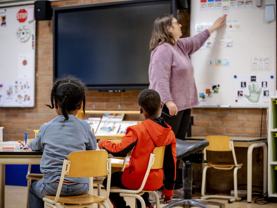 De scholen zijn weer open, en in ademnood - hoe lossen we het lerarentekort op?