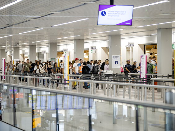 Schiphol compenseert reizigers die vlucht misten door chaos