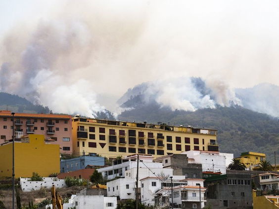 Spaanse premier naar Tenerife, branden vermoedelijk aangestoken