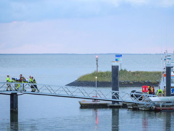 Burgemeester Leo Pieter Stoel van Ameland over de brand op een groot vrachtschip