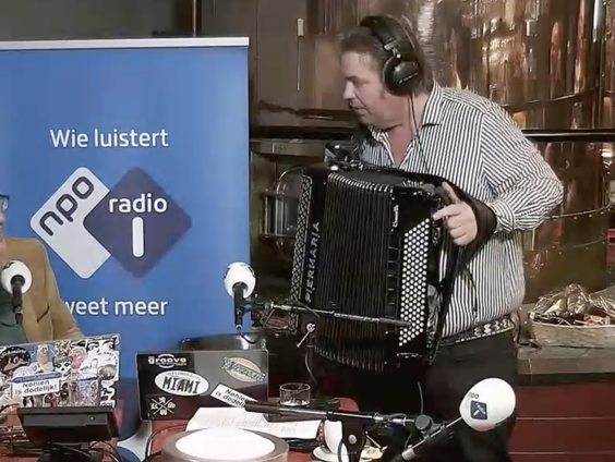 Amersfoortse Accordeon Vereniging; Een lesje Accordeon spelen voor Frank