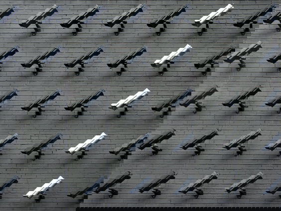 Wat is de aantrekkingskracht van complottheorieën?