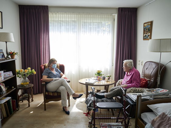 Ouderen in het verpleeghuis of langer thuis?