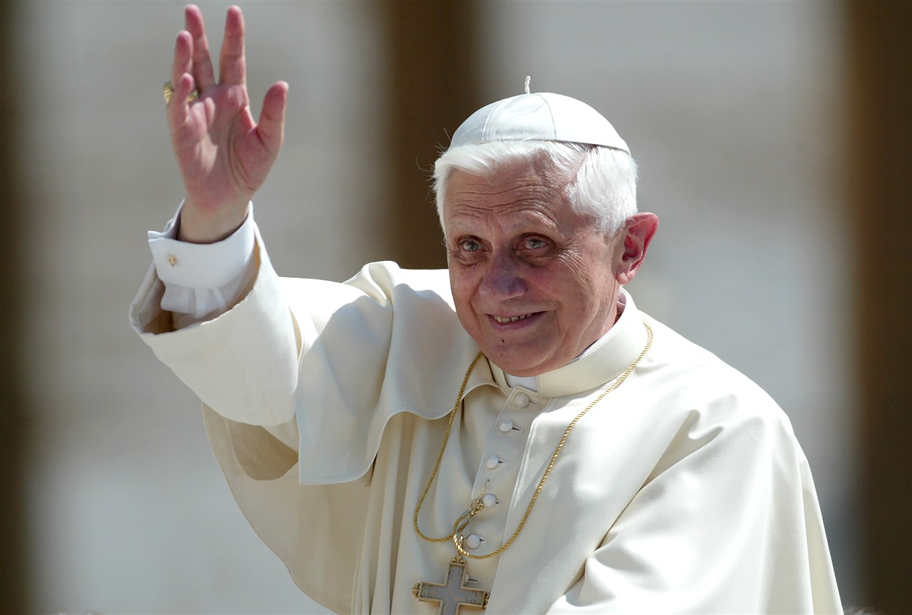 Hoe gaat overleden emeritus paus Benedictus de geschiedenisboeken in