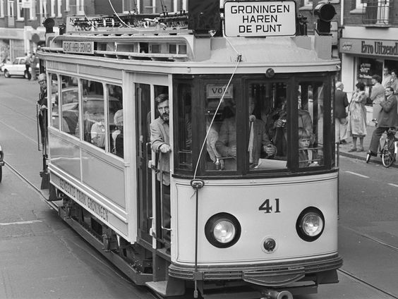Bij de historische trams in het Nederlands Openluchtmuseum