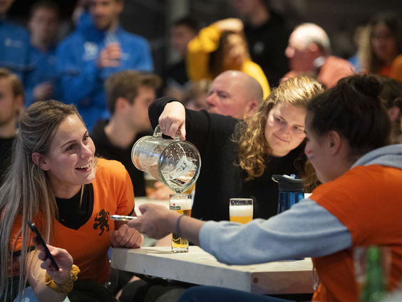Moeten we alcohol in de sportkantine verbieden?