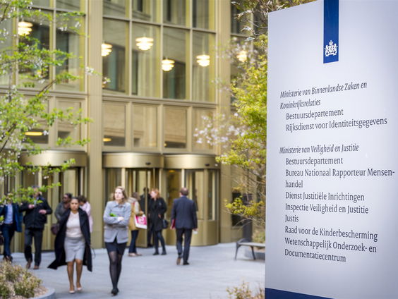 'Voer een menselijker debat over het werk van ambtenaren'