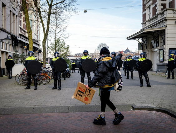 Stand.nl: We moeten meer ontzag voor de politie hebben.