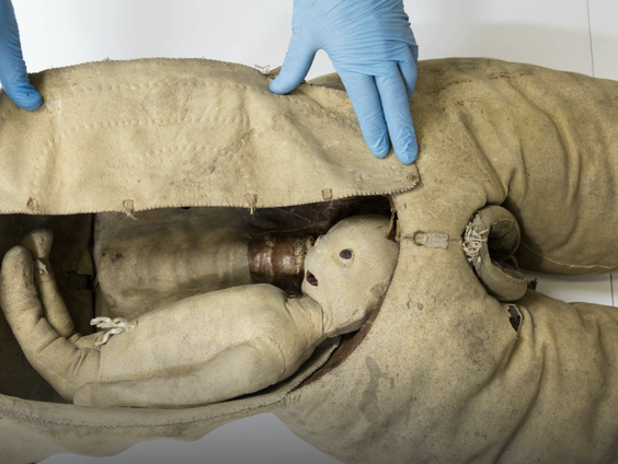 Bij een bevalpop in het Rijksmuseum Boerhaave