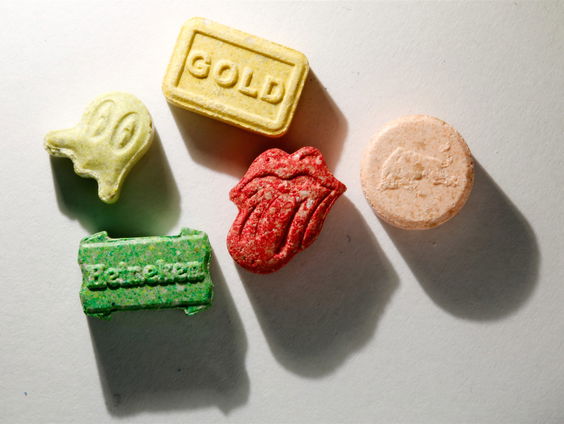 Waarom staan de logo's van Heineken, Netflix of NASA op XTC-pillen?