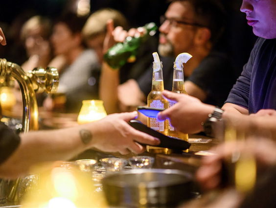 'Volwassenen zouden geen alcohol moeten drinken in het bijzijn van kinderen'