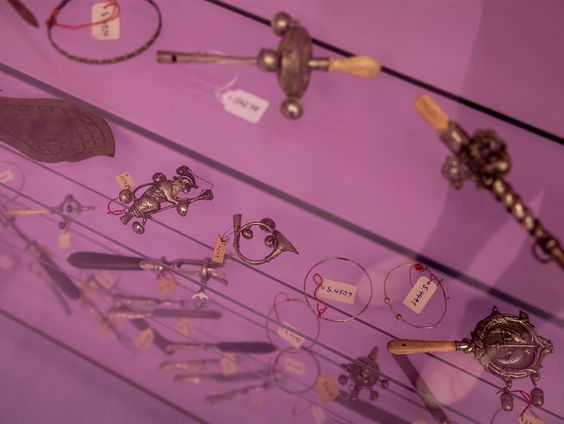 Nieuwe tentoonstelling in het Mauritshuis vol met roofkunst