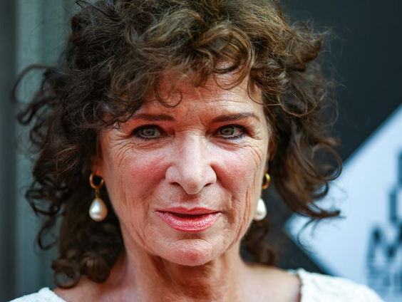 Peter Faber eert de overleden actrice Linda van Dyck