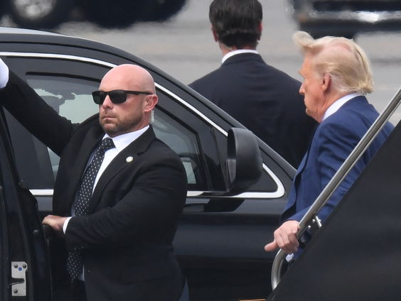 Ex-president Trump voorgeleid voor de rechter