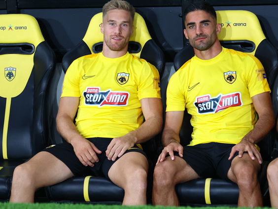 AEK-spits Van Weert op tribune tegen Ajax: 'Als voetballer mooi om met zulke taferelen te spelen'