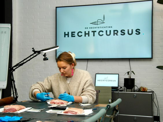 Studenten Geneeskunde leren beter hechten dankzij De Hechtstichting