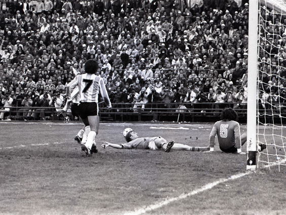 Terug naar Toen: Sterfdag voetballer Rob Rensenbrink