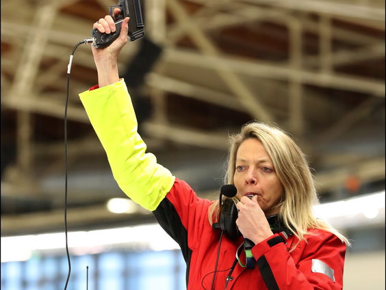 Janny Smegen start schaatsers in wedstrijden op het allerhoogste niveau
