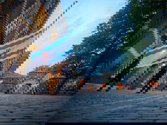 Moet de vlag van Israël gehesen worden aan overheidsgebouwen?