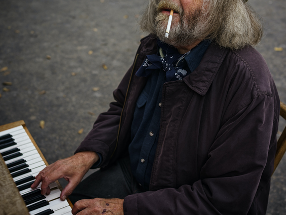 Een historisch overzicht van sigaretten in de Nederpop