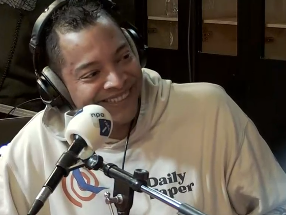 Radio-dj Igmar Felicia deelt straatnamen uit in Amersfoort