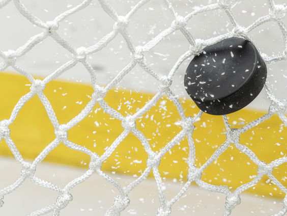 Anne Hardenbol en Jet Milders ijshockeyen tussen de mannen: 'Vallen wel op samen'