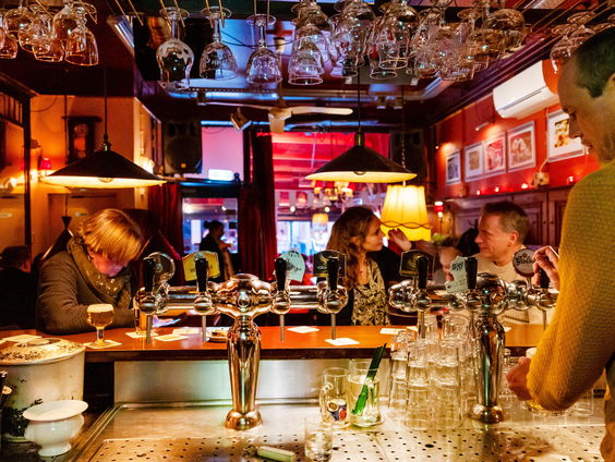 Een overzicht van cafés in Nederlandstalige muziek